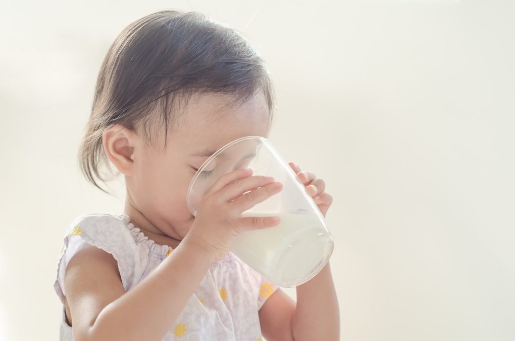 girl-drinking-milk