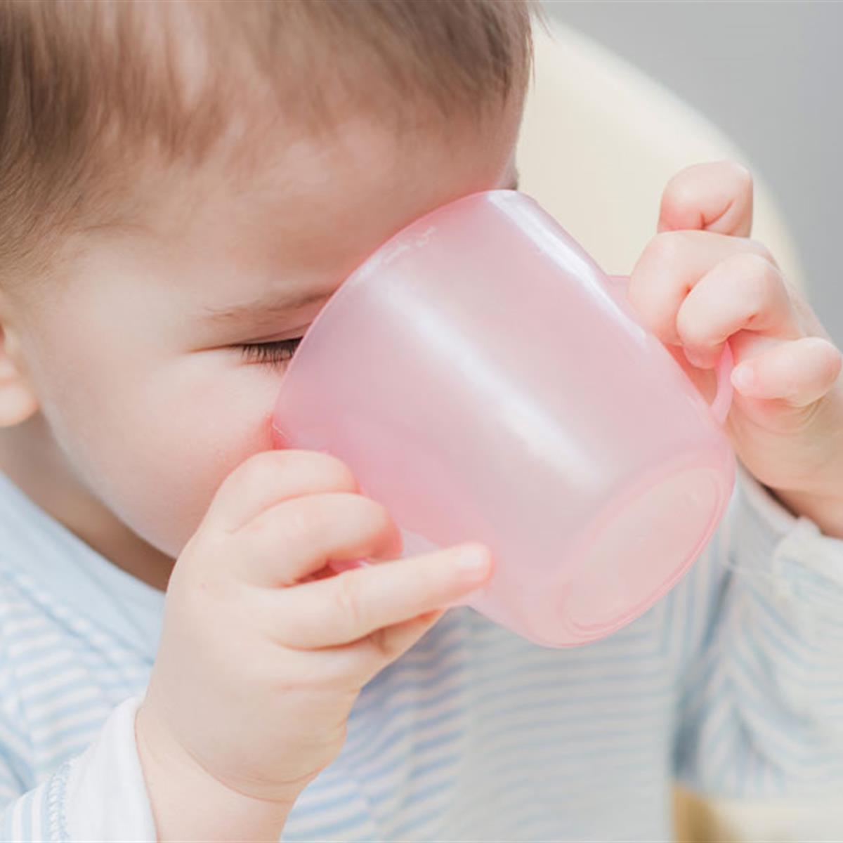 toddler  drink water